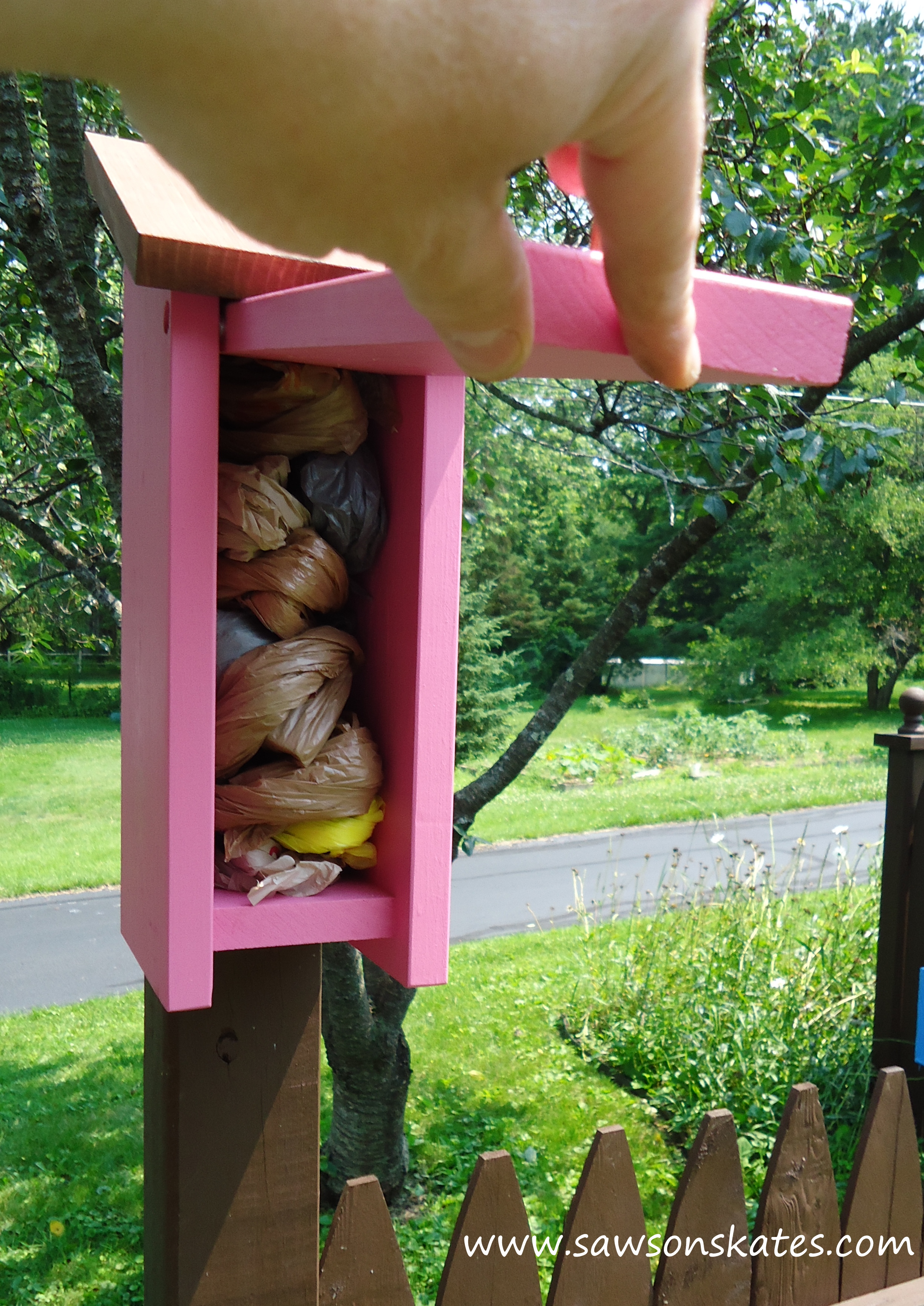 Birdhouse Poop Bag Dispenser pink loaded