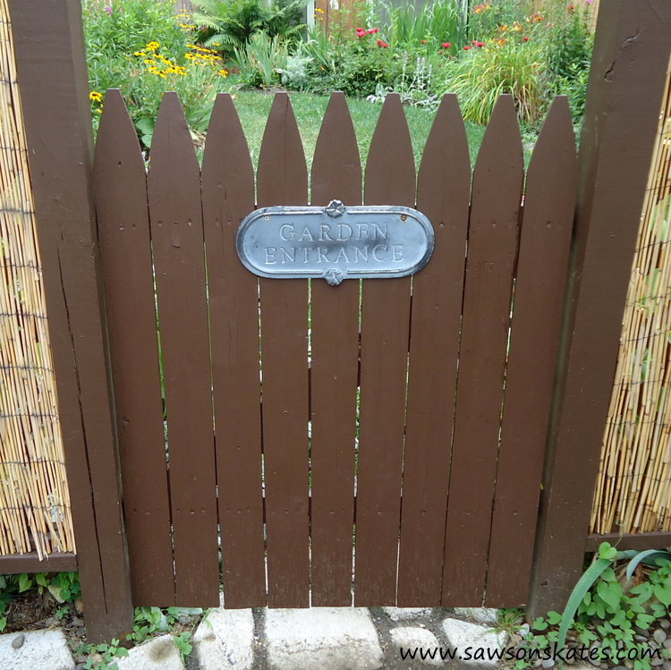 WOW! This DIY garden gate is sooo easy to make! With just a couple of tweaks you can turn a fence section into rustic garden gate!