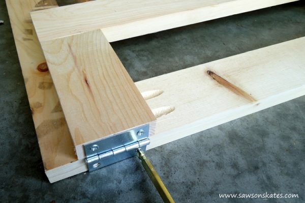 diy-photo-backdrop-attach-hinge-to-legs - Saws on Skates