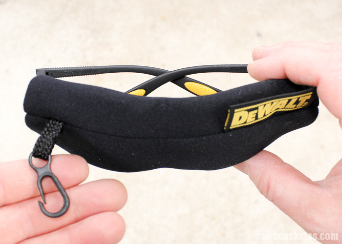 The bifocal safety glasses sleeve features a clip to attach the sleeve to our pants, jeans or apron.