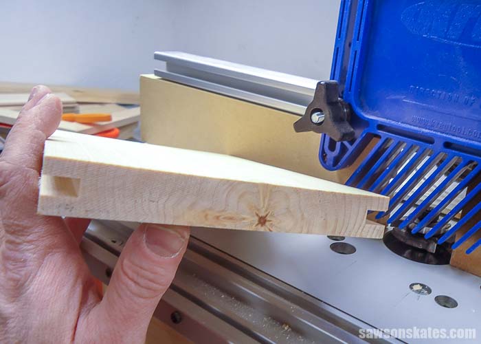 Making grooves with the router table for the DIY door