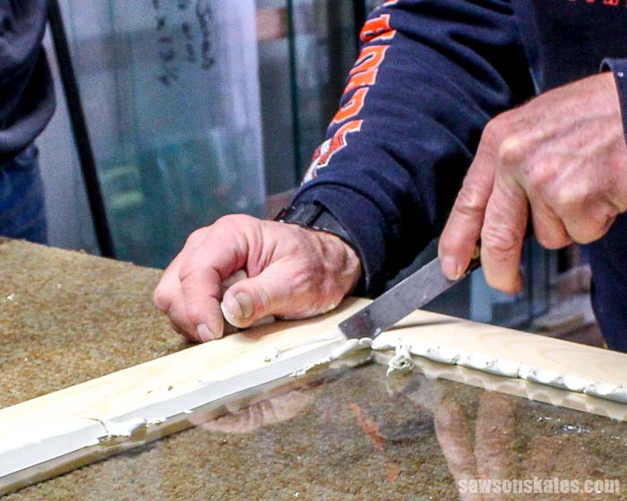 Window glazing makes an airtight, watertight seal between glass and window sashes. Glaze your own windows using glazing putty, a putty knife and glazier points.