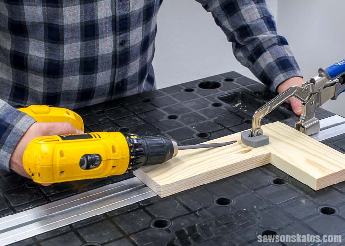 Driving a pocket screw after drilling pocket holes with the Kreg Jig 320