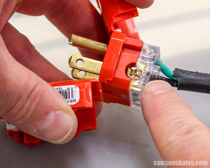 Showing how to wire a 3 prong plug