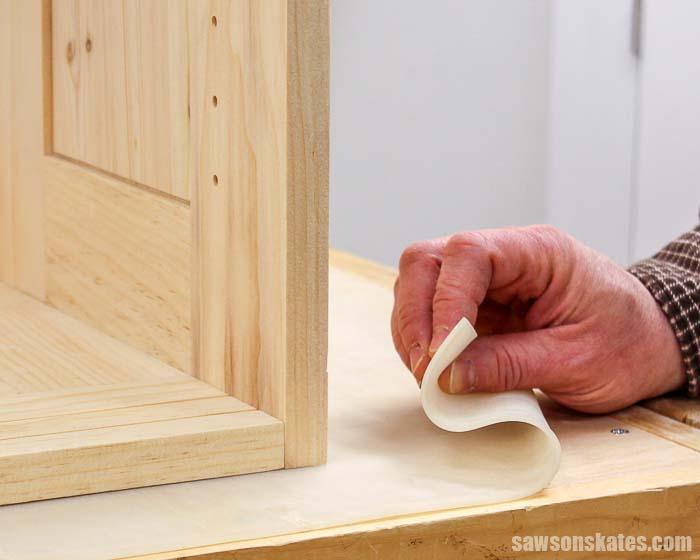 A workbench mat prevents damage to wood DIY projects