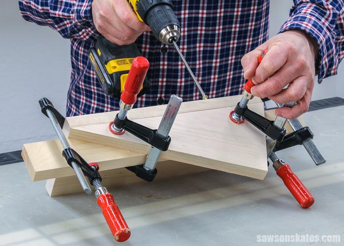 Attaching the left side to the left face of a DIY circular saw holder