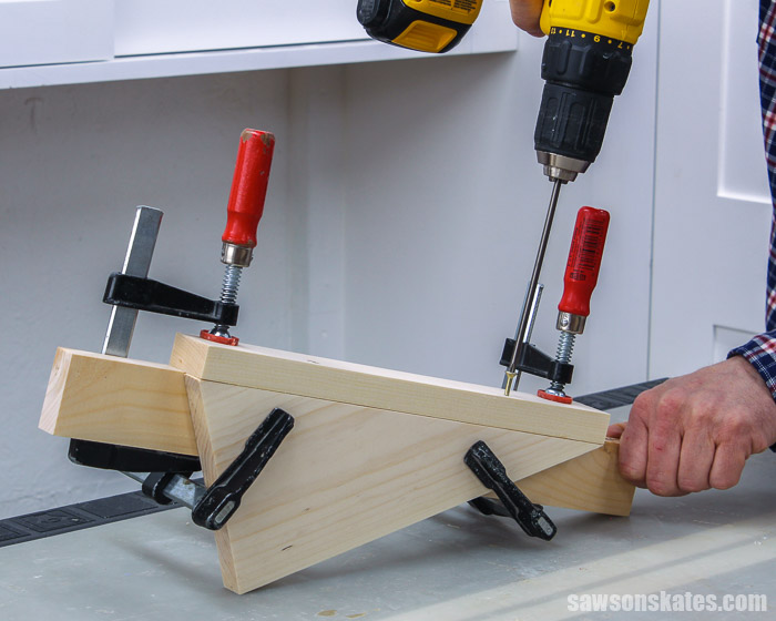 Attaching the right side to the right face of a DIY circular saw holder
