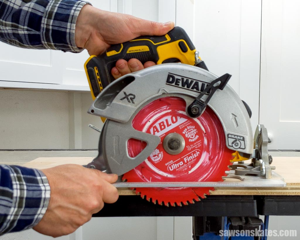 Adjusting the blade cutting depth on a circular saw