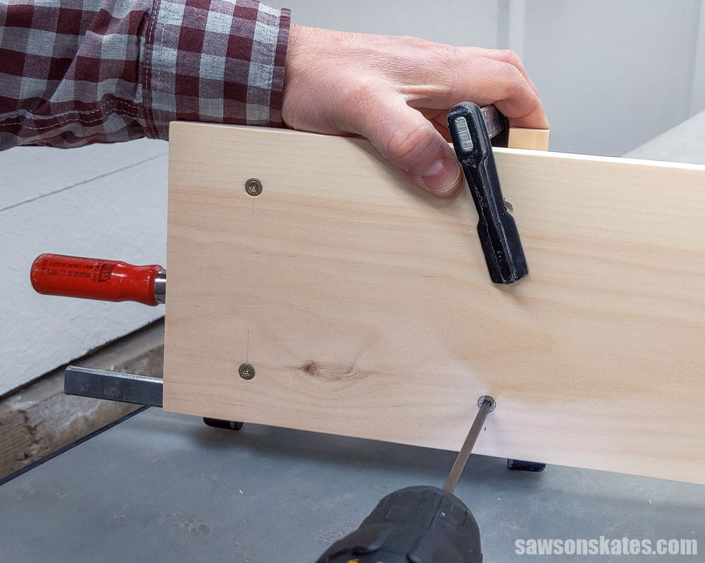 Attaching a key holder's middle shelf with screws