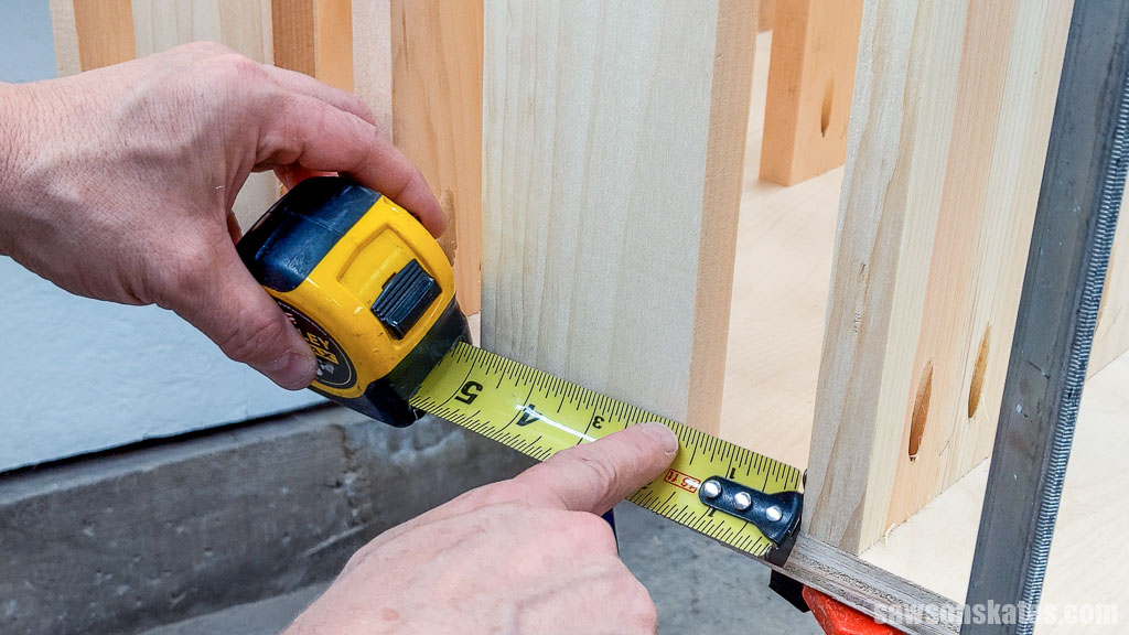 Measuring the distance between a side slat and a forward-facing slat