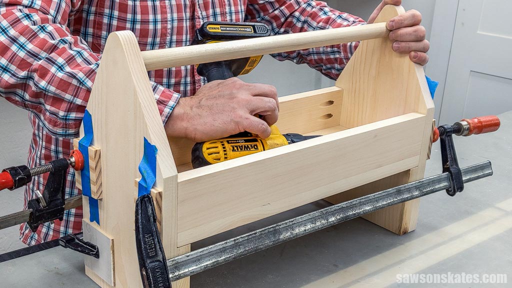 Joining a DIY toolbox's tray to its sides