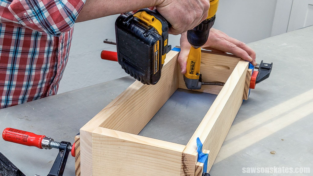 Assembling a DIY toolbox's drawer with pocket screws