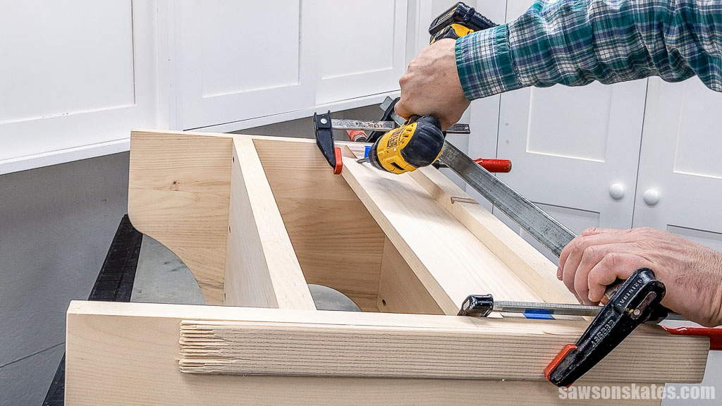 Attaching the top stretcher for wall-mounted kitchen shelves