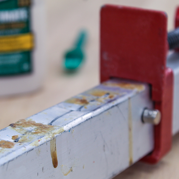 7 Ways to Get Wood Glue Off Clamps (Tested & Ranked)
