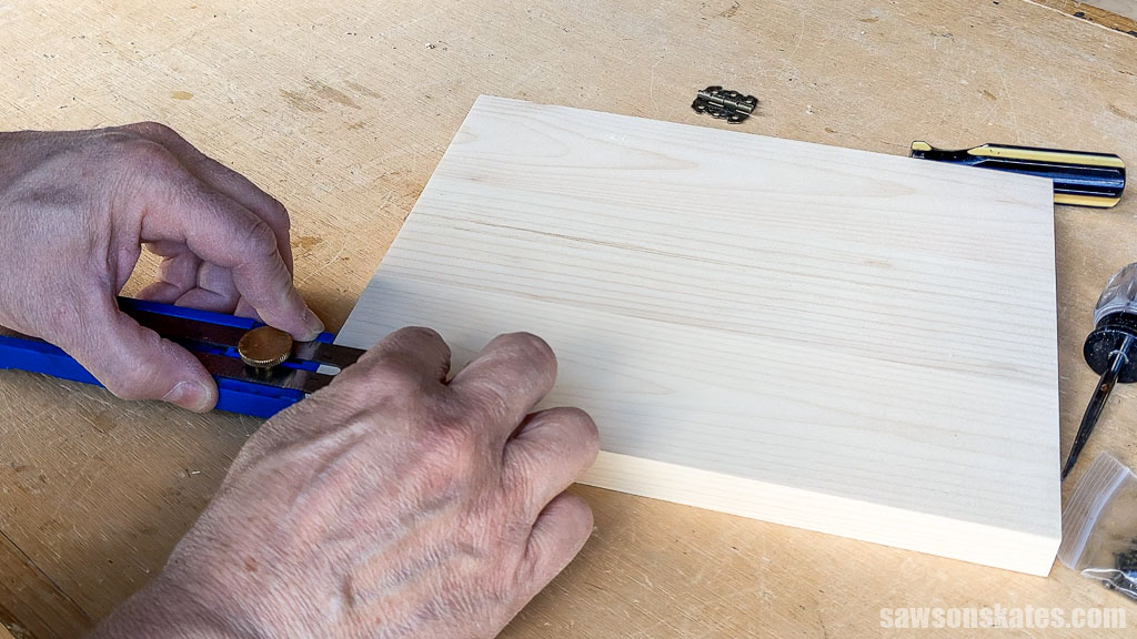 Positioning a hinge on the door