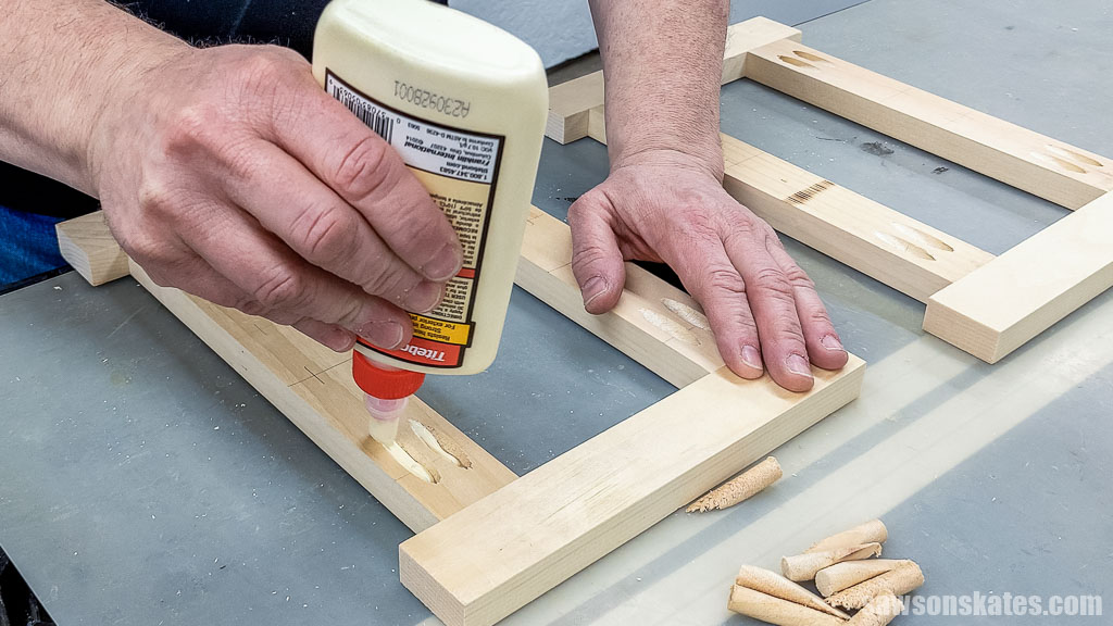 Applying glue to pocket holes