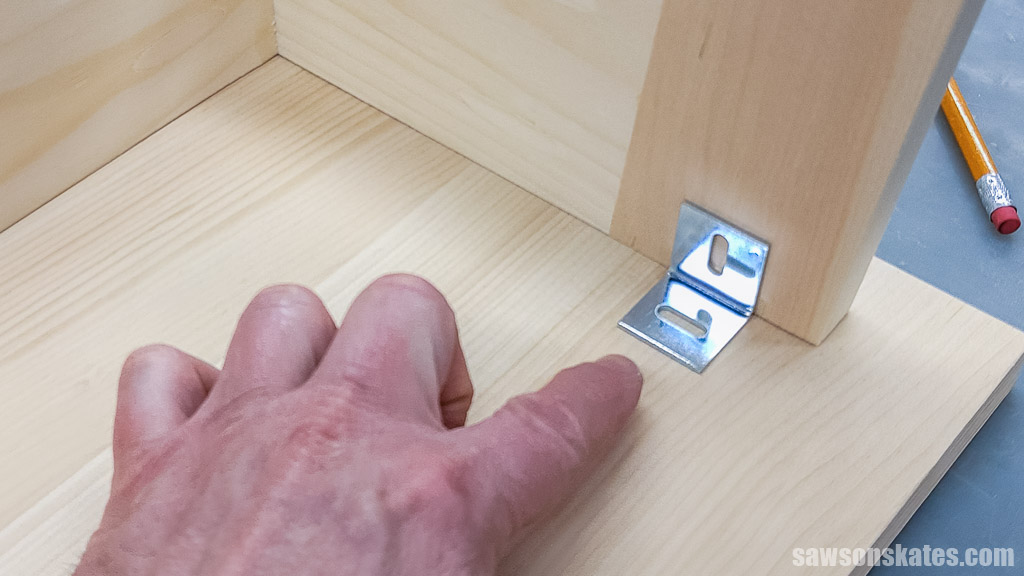 Finger pointing at an expansion bracket