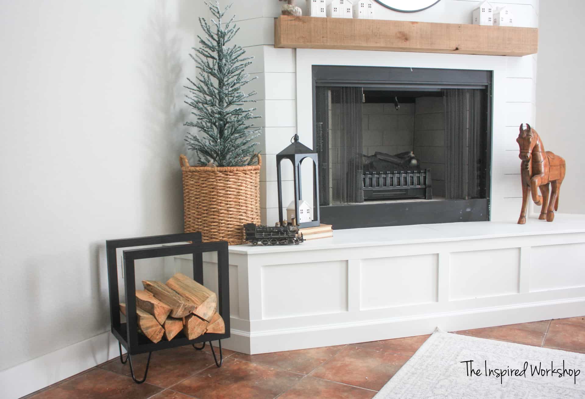 Black-painted firewood holder with hairpin legs