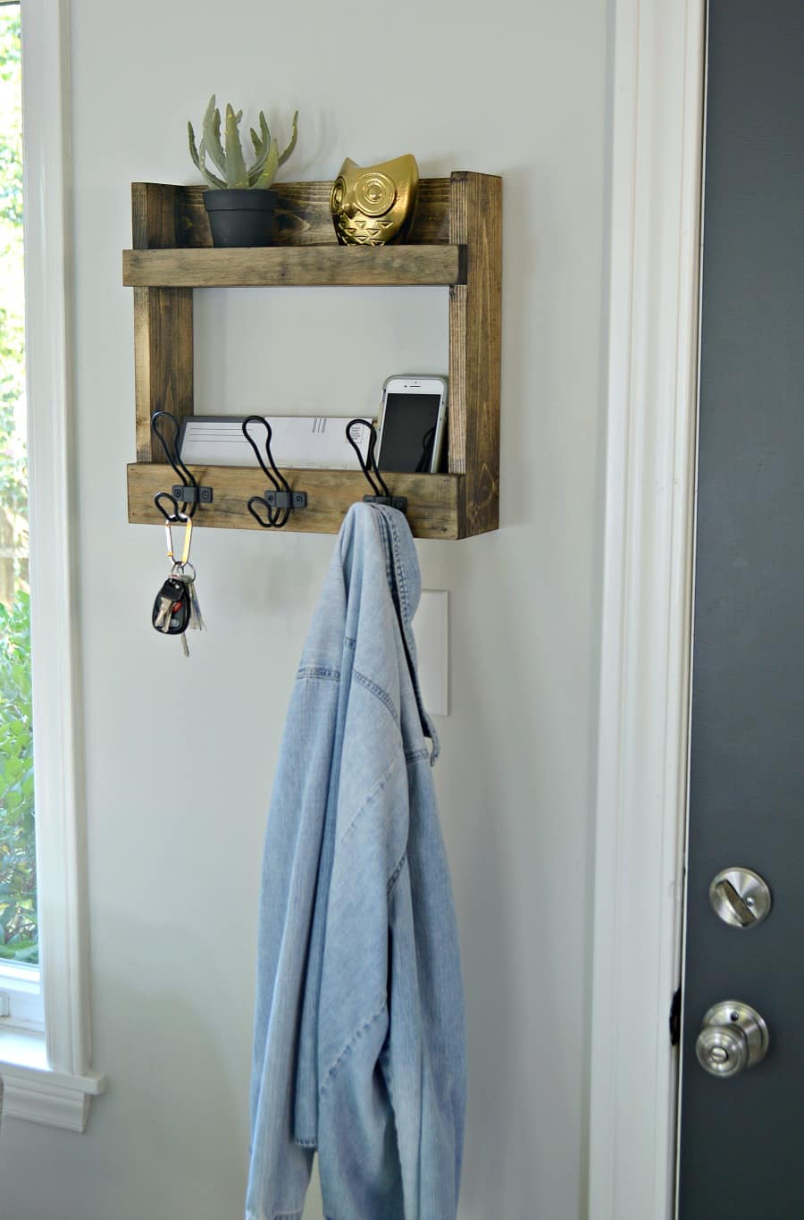 Pallet-style coat with three hooks