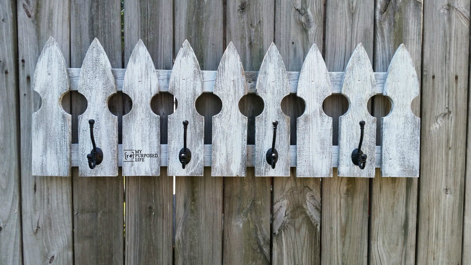 Picket fence-style coat rack with four hooks