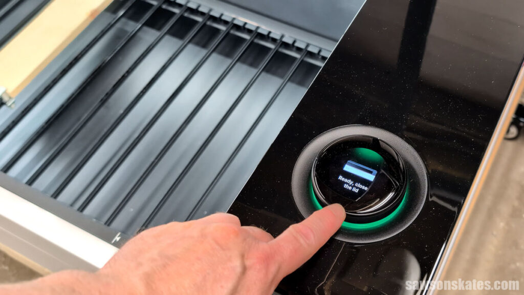 Finger pointing at an xTool P3s dial